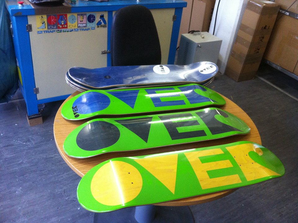 Gewinne ein „OVER“ Deck