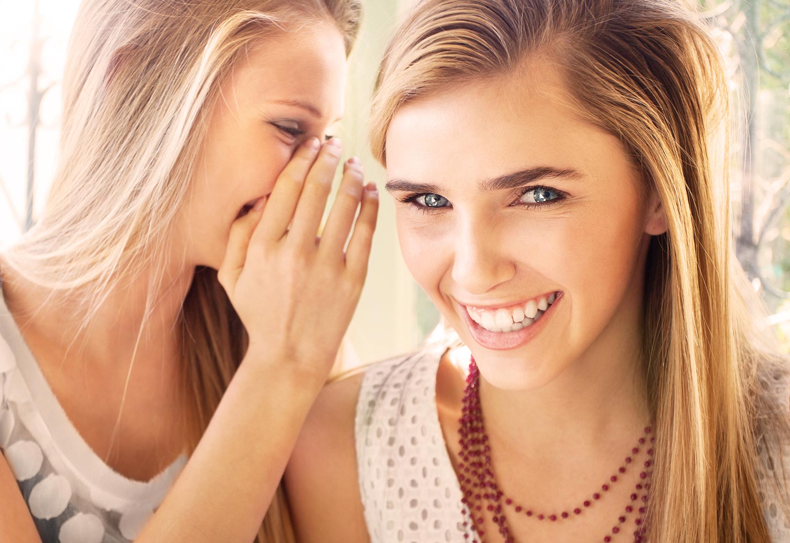 This is the most popular necklace right now … Our editor tries it out and loves it!